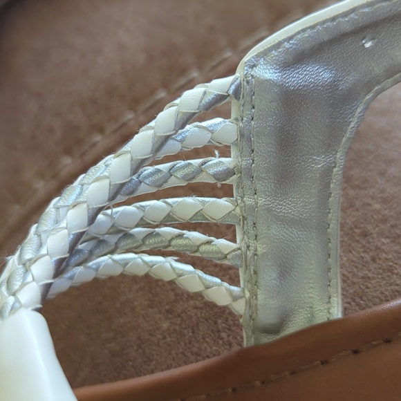 American Eagle Strappy Stud Thong Summer Sandals 8 White Silver - Picture 15 of 16